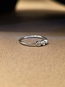 Bague tendance à trois pierres en moissanite taille ronde, en argent sterling 925 original, pour mariage, promesse ou anniversaire, avec breloques - Product Image 3
