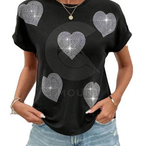 Brilla sin esfuerzo con esta camiseta brillante con pedrería para uso casual o de fiesta. - Product Image 1