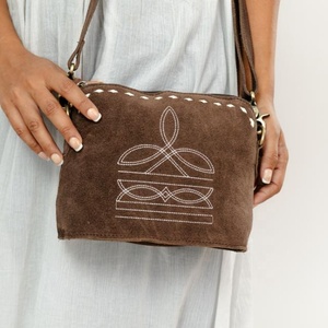 Sac à bandoulière en cuir véritable de haute qualité pour femmes sac à bandoulière grande capacité nouveau design de point de botte sacs de messager noirs en vente en gros - Product Image 1