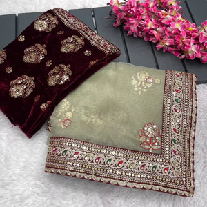 Sari en organza de soie avec broderie à fils multiples, dentelle et sequins, motif Butti sur toute la surface, et chemisier en velours richement brodé - Product Image 1