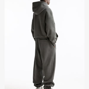 Ensemble de survêtement molletonné gris foncé à capuche pour homme, coupe décontractée, couleur unie, avec poches, idéal pour l'automne - Product Image 2