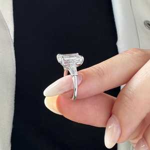 Bague en diamant de laboratoire taille émeraude 5 carats F VVS2, bague classique à trois pierres en or blanc 18 carats, certifiée IGI - Product Image 5