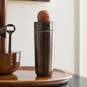 Shaker à cocktails élégant en bronze avec un dessus en bois unique ajoute un charme vintage à votre bar à domicile pour les fêtes et les mariages. - Product Image 4