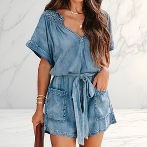 Combinaison en jean bleu clair pour femme, col en V, manches courtes, taille à nouer, poches, coupe ample, décontractée, pour l'été - Product Image 4