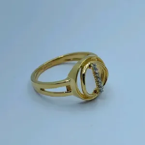 Bague élégante en or 22 carats pour femme, au design contemporain avec un motif de trois cercles entrelacés - Product Image 1