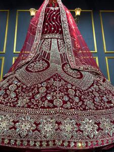 Lehenga nupcial de terciopelo certificado, con bordados completos, gran vuelo y seis piezas, ideal para ocasiones festivas y tradicionales. - Product Image 3