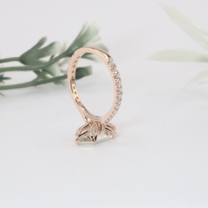Anillo de Oro Rosa con Diamantes de Corte Hexagonal, Seis Puntas Tipo Pétalo, Halo Oculto Clásico, Pavé, Anillo de Eternidad, Joyería Fina para Mujer - Product Image 4
