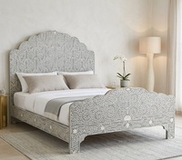 Cadre de lit en bois marocain sculpté avec panneaux incrustés, tête et pied de lit festonnés, mobilier de chambre à coucher