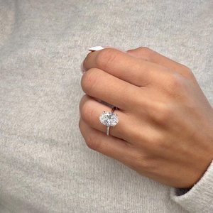 Anillo de Compromiso de Oro con Diamante Cultivado en Laboratorio de Corte Ovalado de 3.10 Quilates para Mujer |   Anillo de boda solitario con halo oculto |   Lujoso para Novias - Product Image 1