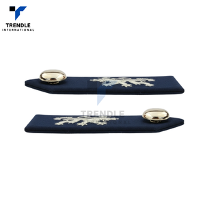 Parches Personalizados Internacionales Trendle al por Mayor |   Tela de Fieltro No Tejida con Diseño de Trenza Dorada Bordada a Mano en 3D y Clip de Botón Metálico - Product Image 3