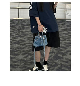 กระเป๋าสะพายไหล่กระเป๋าผ้ายีนส์มีกระดุมแฟชั่นปรับแต่งได้ตามต้องการ - Product Image 3