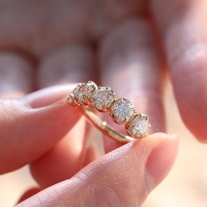 แหวนเพชร 5 เม็ด สำหรับวันครบรอบแต่งงาน ทำจากทองคำขาว 18k ขนาด 4.5 มม. ทรงกลมเจียระไนแบบบริลเลียนท์ แหวนแต่งงานแบบโดดเด่น ได้รับการรับรองจาก IGI - Product Image 1