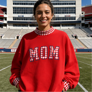 • Maßgeschneidertes Gingham-Sweatshirt mit MOM-Buchstaben-Applikation und Stehkragen, bestickter Text, Muttertags-Pullover im Preppy-Stil, Oversize-Pullover für Damen - Product Image 4