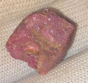 พลอยทับทิมดิบธรรมชาติ 30.15 กะรัต จากเคนยา เหมืองเฟโมส จอห์น โซล - Product Image 1