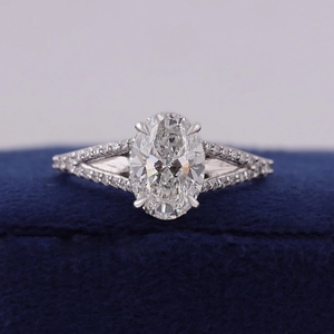 Anillo de Compromiso de Diamante con Corte Oval Platino y Banda Pavé, Estilo Clásico, Certificado IGI, para Mujer - Product Image 1