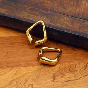 Cintres d'oreille triangulaires géométriques en laiton moderne pour oreilles étirées, boucles d'oreilles en laiton de style tribal, bijoux d'oreille minimalistes - Product Image 2