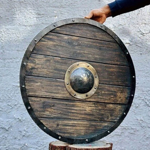 Grand bouclier en bois de style viking, design nordique rond, fabriqué à la main pour une utilisation décorative et pour les événements costumés - Product Image 3