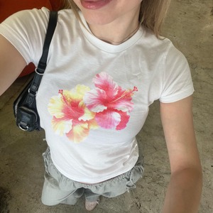 เสื้อยืดครอปสั้นสำหรับผู้หญิงขายส่ง พิมพ์ลายดอกไม้น่ารัก สไตล์ Y2K สำหรับสาวๆ รับสกรีนโลโก้ ผ้าถัก พิมพ์ลาย สำหรับฤดูร้อน - Product Image 3