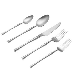 Juego de cubiertos metálicos de color plateado de alta calidad estándar, diseñado para cumplir con las expectativas estéticas y funcionales. - Product Image 1