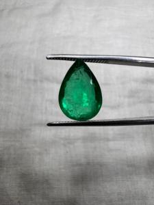 Émeraude naturelle zambienne de 4,57 carats, forme poire, vert profond intense, pierre précieuse de luxe, pierre brute pour haute joaillerie et collectionneurs - Product Image 3