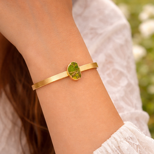 Brazalete Ajustable Abierto Geométrico Ovalado de Piedra Amatista Mohave, Chapado en Oro, Hecho a Mano, Moderno y Elegante, Unisex - Product Image 2