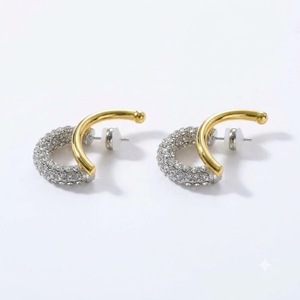 Modernos y Accesibles Pendientes de Aro Dobles en Forma de C con Diseño de Lujo en Dos Tonos, con Diamantes de Laboratorio D VVS y Pavé, Regalo en Oro de 18K - Product Image 4