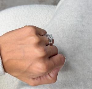 Anillo de Compromiso de Diamante Cultivado en Laboratorio con Corte Esmeralda de 6 Quilates, Tres Piedras de Lujo, Piedras Laterales Trillón, Certificado IGI, Oro Blanco de 18K - Product Image 5