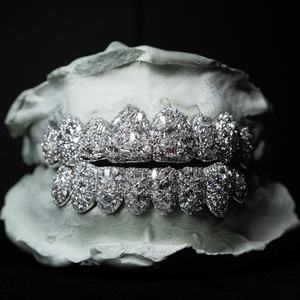 Grillz dentaire de luxe en or massif 14K plaqué rhodium, serti de pierres de laboratoire taille brillant rond, style CROWN, unisexe, pour mariage et hip-hop - Product Image 2