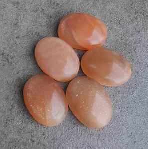 พลอยมูนสโตนสีพีชธรรมชาติทรงรีแบบคาโบชอง สำหรับทำเครื่องประดับ งานฝีมือ และของสะสม - Product Image 1