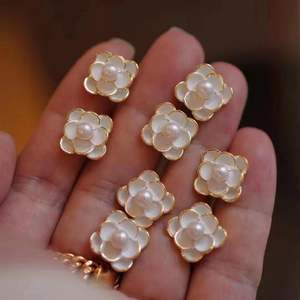 Boucles d'oreilles classiques rétro baroques en perles, accessoires de luxe simples et haut de gamme, perles naturelles pour un style élégant et unique - Product Image 4