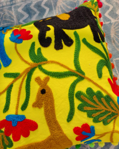 Housse de coussin Suzani indienne faite à la main, toutes tailles, broderie animale colorée, housse de coussin Suzani avec pompons pour la décoration intérieure - Product Image 5