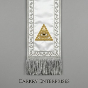 Écharpe maçonnique en soie blanche avec broderie en fil d'or de l'Œil qui tout voit et de la Provience, bordure argentée, compas carré et franges, insignes de cérémonie - Product Image 1