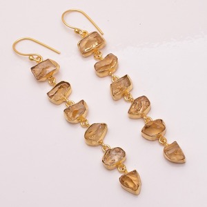 Good Looking Fancy Shape pendientes de latón de piedras preciosas de rubí crudo, joyería de latón chapada en oro indio - Product Image 2
