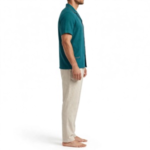 Ensemble pyjama pour homme, couleur vert sarcelle, manches courtes, chemise boutonnée et pantalon de détente crème avec passepoil contrasté - Product Image 3
