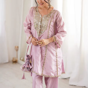 Conjunto coordinado de salwar kameez de seda rosa con encaje y espejo, Kurti corto de secado rápido y pantalón, ropa festiva india moderna para fiestas, para mujer. - Product Image 1