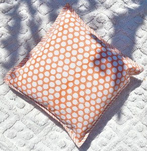 Housse de coussin en coton imprimé au bloc, réversible et lavable, pour la décoration de salon, produits d'ameublement indiens faits à la main. - Product Image 1