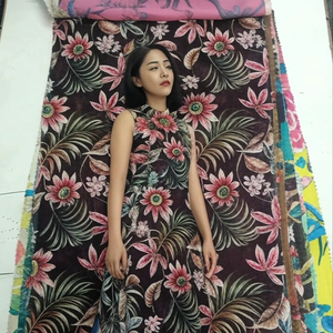 Tissu tissé 100 % modal satiné pur – toucher doux et soyeux, motif floral écologique, 120 GSM, fil 100x100, pour vêtements et robes garçons - Product Image 1