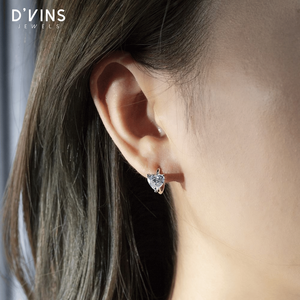 Pendientes de Diamantes Cultivados en Laboratorio con Forma de Corazón Personalizados de 18K de D'vins Jewels, Color Oro Sólido D Fancy Light - Product Image 2