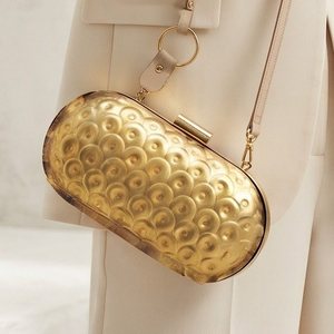 Pochette Minaudière en Métal Faite à la Main, Ovale, Dorée, avec Motif Monnaie en Relief, Étui Rigide, Sac de Soirée, Sangle en Cuir Perlée, Capacité 1L, Barre Supérieure - Product Image 1