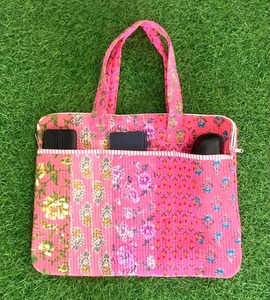 Sac à bandoulière matelassé en coton pour ordinateur portable avec fermeture éclair, design tendance - Sacs à main faits à la main pour le quotidien et les voyages, modèle Rajasthan - Product Image 2