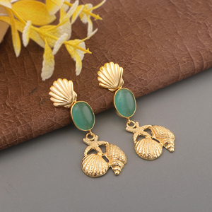 Boucles d'oreilles pendantes ethniques élégantes en laiton plaqué or 18 carats avec pierre gemme Œil de chat Calcédoine, style de luxe, modèle pour femme, idéales pour les soirées - Product Image 3