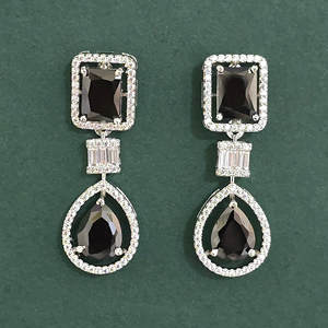 Boucles d'oreilles pendantes Kanhai Jewels pour femme avec zircon taille princesse, base en laiton plaqué rhodium - Fabriqué au Maharashtra Modèle 443967 - Product Image 1