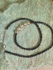 Diamant Moissanite noir de 3,50 mm et 5 perles jaunes facettées, fabrication artisanale pour bijoux - Product Image 4