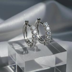 Boucles d'oreilles en argent sterling 925 avec diamant moissanite de forme ronde, cadeau pour elle - Product Image 4