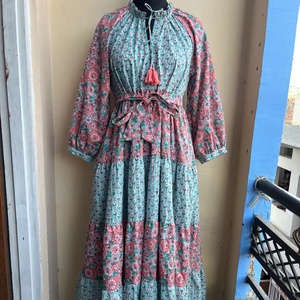 เดรสแม็กซี่ลำลองลายดอกไม้พิมพ์ลายบล็อก คอวี แขนยาว ผ้าฝ้าย 100% สำหรับผู้หญิงไซส์พลัส ราคาโรงงาน - Product Image 5