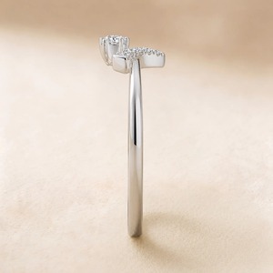 Anillo de Compromiso y Boda de Oro Blanco de 9K con Diamante Cultivado en Laboratorio de Corte Redondo de 2.10CT, Diseño de Corona, Tiara y Chevron en V para Mujer, Joyería Fina Personalizada - Product Image 3