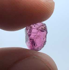 Pierres brutes naturelles de grenat rhodolite 40 carats, pierres précieuses africaines de qualité pour facettage et découpe, lot en paquet - Product Image 5