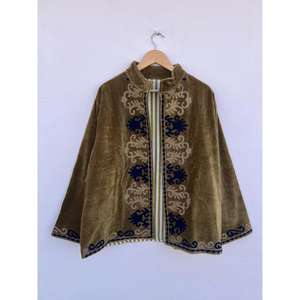 Veste kimono en velours brodée à la main, robe réversible Suzani, manteau d'hiver bohème, élégant, modeste, cadeau pour elle - Product Image 1