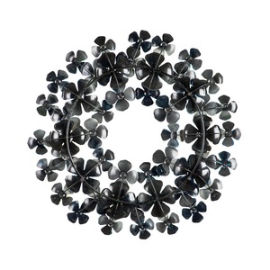 Couronne métallique vibrante, magnifiquement conçue avec des fleurs peintes superposées dans des tons riches de bleu, crème et vert accentué, pour la décoration. - Product Image 3