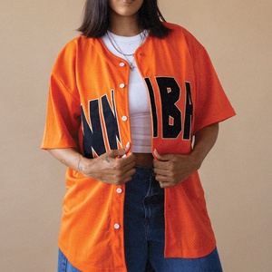 AllTeams Camiseta de béisbol para mujer de moda personalizada y perfecta para cada niña y mujer Camiseta de béisbol en blanco para un caliente - Product Image 1